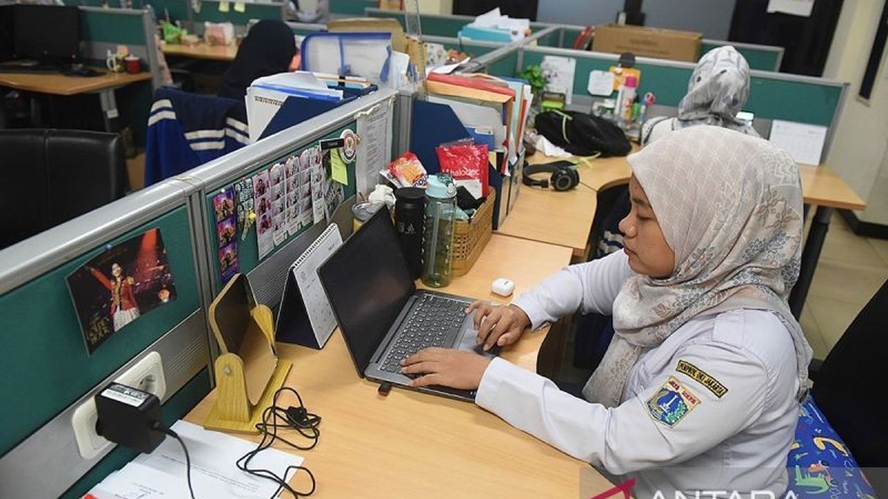 Legislator DKI Jakarta meminta penyesuaian jam kerja ASN selama Ramadhan tidak mengurangi efektivitas pelayanan kepada warga, meskipun jam kerja dipersingkat.