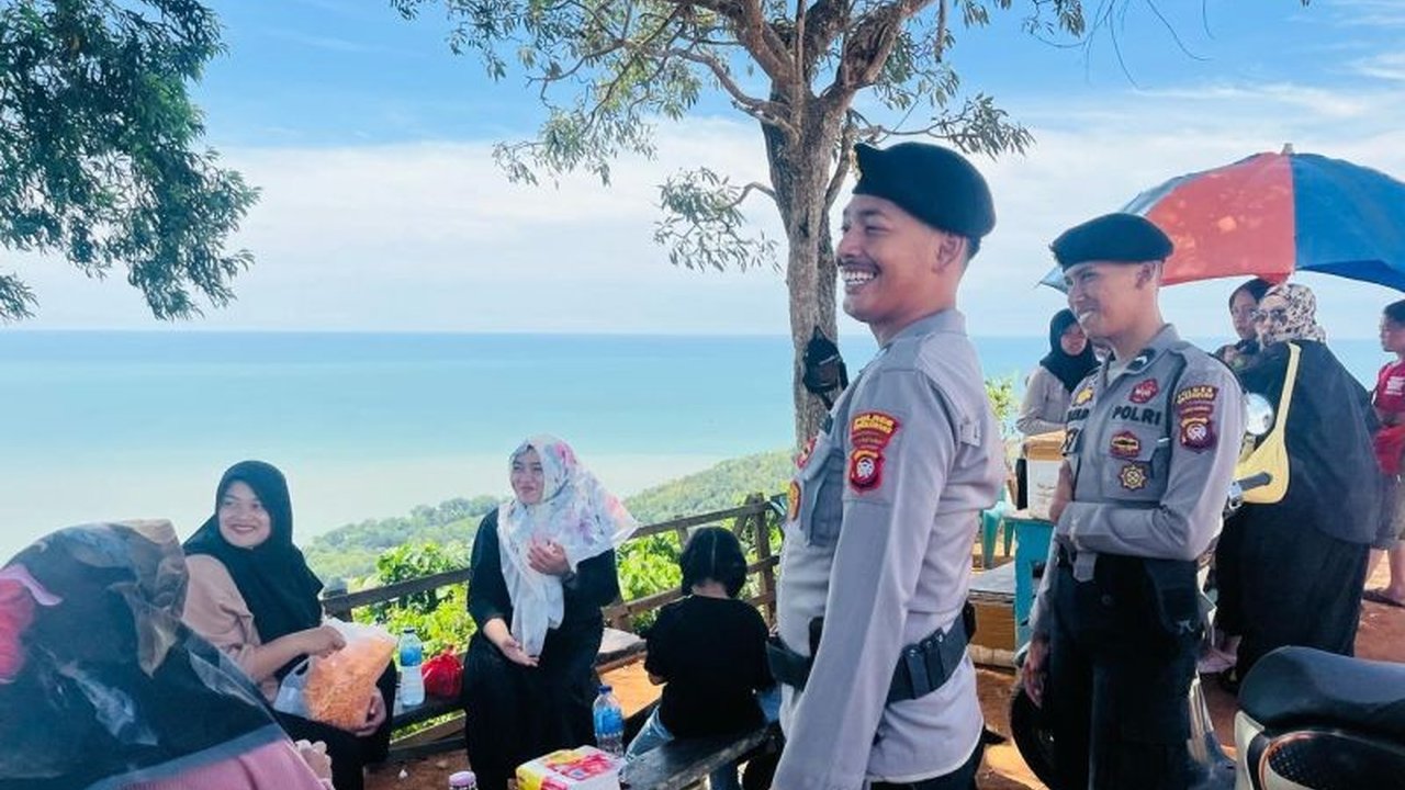 Polres Singkawang berhasil mengamankan objek wisata di Pasir Panjang, Singkawang, Kalimantan Barat, memberikan rasa aman kepada sekitar 600 pengunjung.