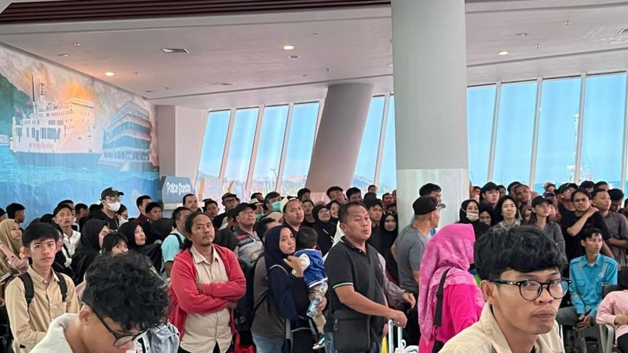 Pelabuhan Bakauheni di Lampung Selatan masih dipadati pemudik pada arus balik Lebaran 2025, H+6, dengan puluhan ribu penumpang dan kendaraan yang belum menyeberang ke Jawa.