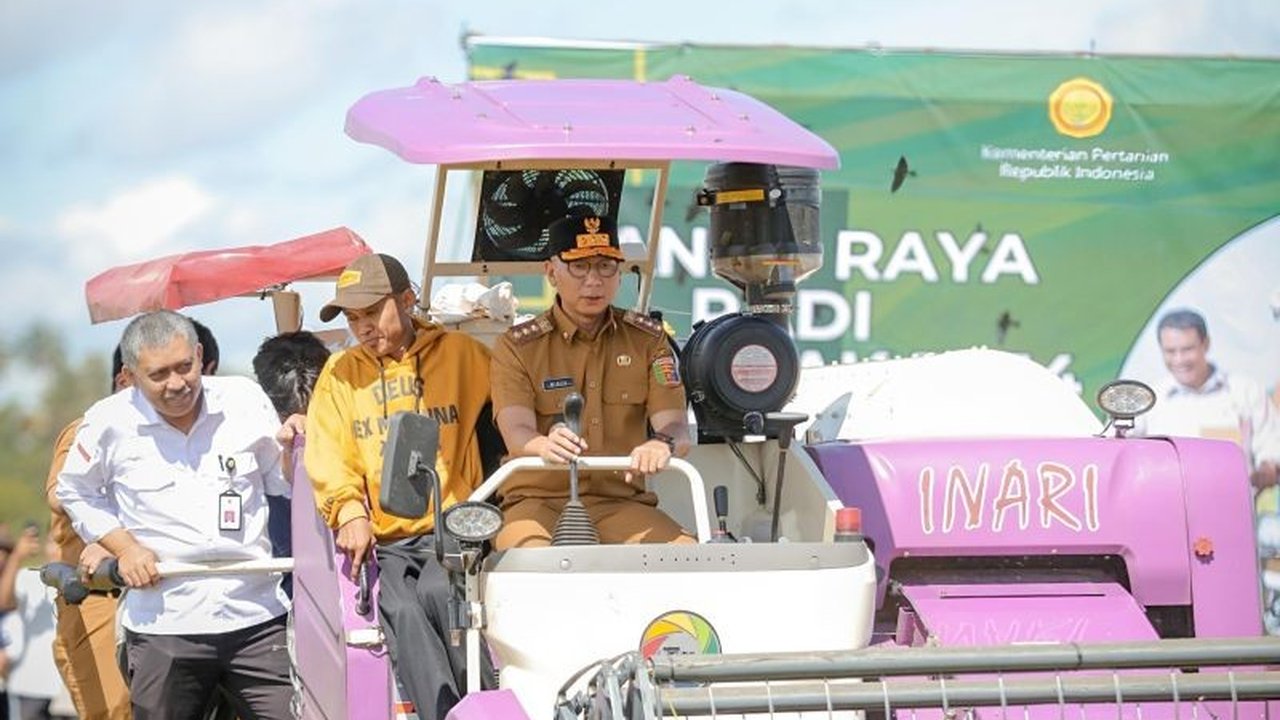 Gubernur Lampung, Rahmat Mirzani Djausal, memimpin panen raya padi serentak se-Provinsi Lampung dan 14 provinsi lainnya, menekankan pentingnya menjaga harga gabah tetap di Rp6.500 per kilogram untuk kesejahteraan petani.