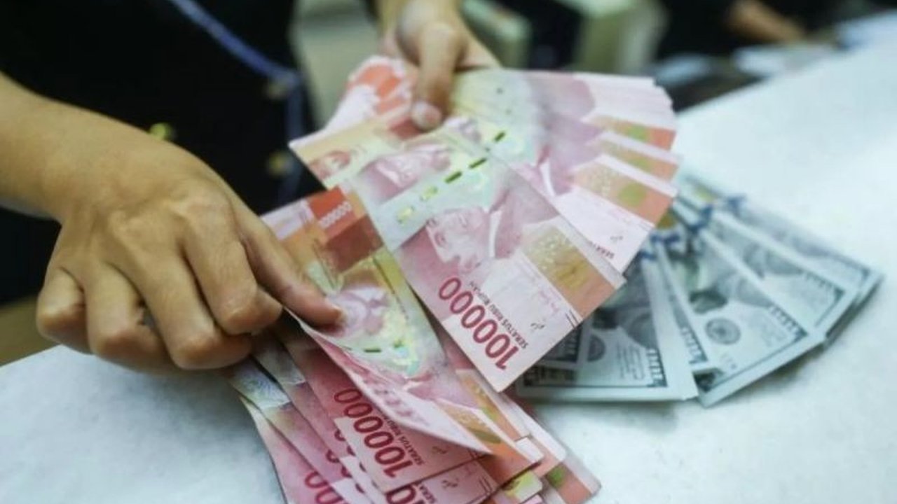 Nilai tukar rupiah melemah signifikan setelah Menteri Perdagangan AS memastikan penerapan tarif resiprokal, memicu sentimen risk off di pasar dan kekhawatiran atas dampak perang dagang AS-China.