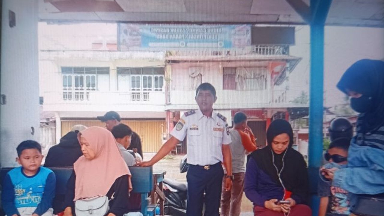 Arus balik Lebaran di jalur Manggopoh, Pasaman Barat, Sumatera Barat terpantau ramai lancar, namun pengendara tetap diimbau berhati-hati karena kepadatan kendaraan dan truk tronton.
