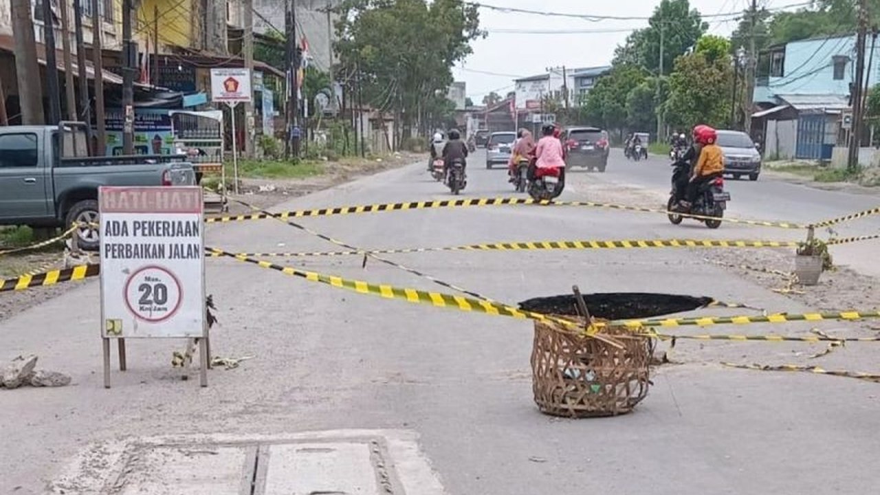 Pemerintah Kota Medan bergerak cepat memperbaiki ruas jalan amblas di Jalan TB Simatupang, Medan Sunggal, yang disebabkan oleh rongga di bawah box culvert; perbaikan ditargetkan selesai minggu depan.