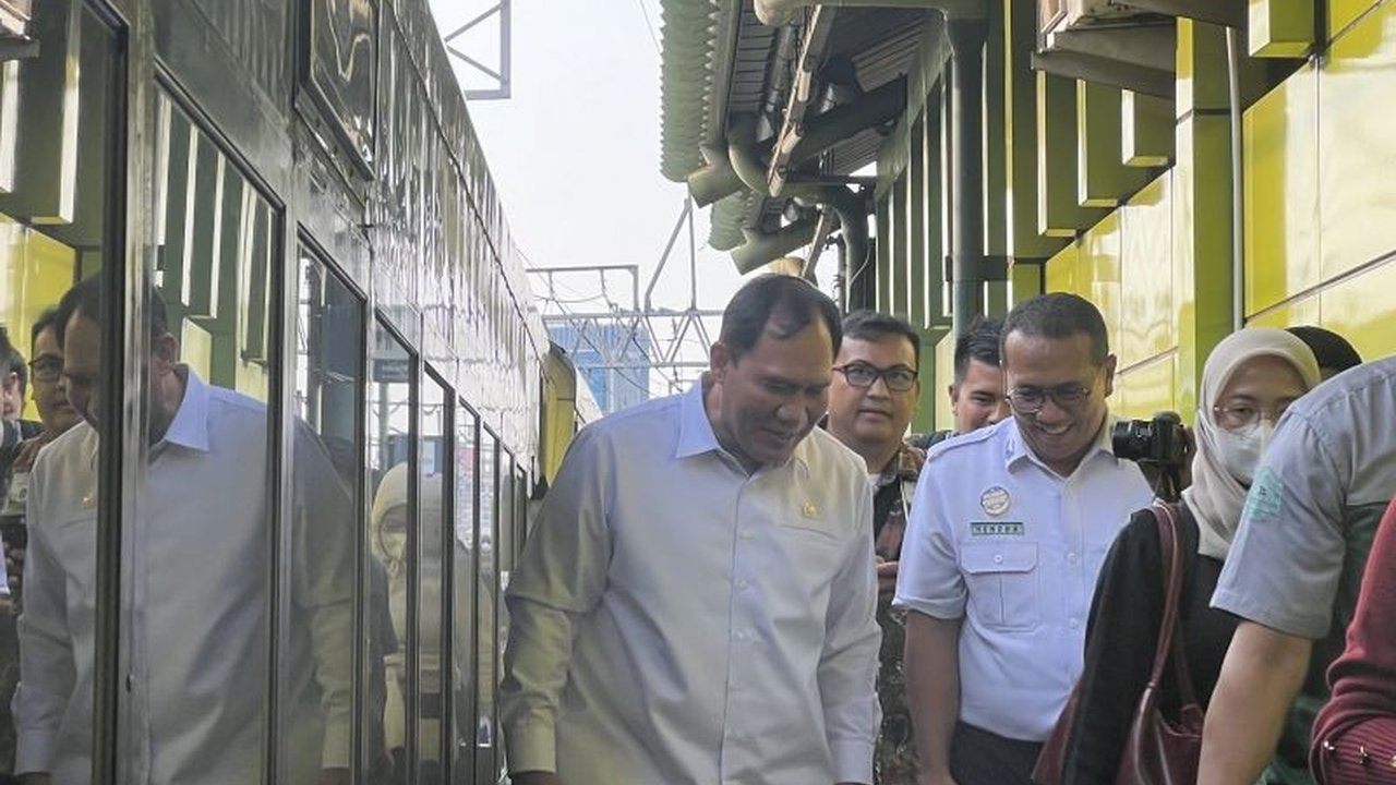Anggota DPR Bambang Haryo Soekartono memberikan pujian atas kinerja Kereta Api Indonesia (KAI) yang tepat waktu dan aman selama periode Lebaran 2025, mendorong peningkatan kapasitas angkut kereta api untuk memudahkan masyarakat.