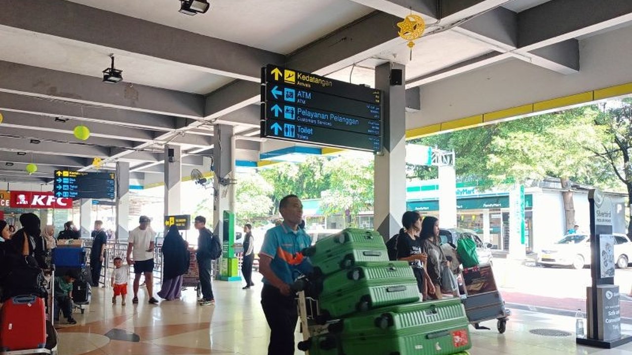 Arus balik Lebaran 2025 di Bandara Halim Perdanakusuma mengalami penurunan signifikan hingga lebih dari 50 persen dibandingkan tahun lalu, disebabkan oleh harga tiket dan pilihan moda transportasi darat.
