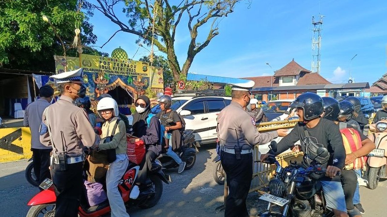 Polda Bali meningkatkan keamanan pasca Lebaran dengan memperketat pemeriksaan identitas pemudik di Pelabuhan Gilimanuk dan pintu masuk lainnya di Bali, melibatkan anjing pelacak untuk mencegah penyelundupan barang terlarang.