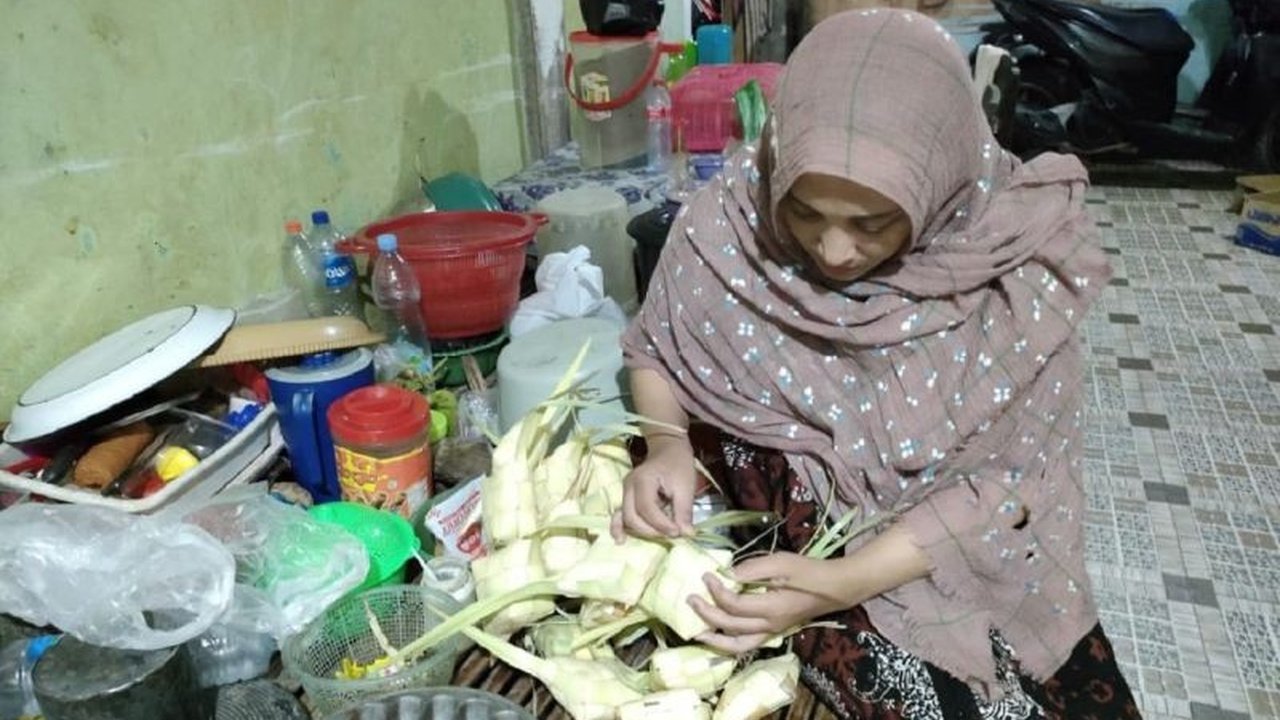 Tradisi Tellasan Katopa', perayaan ketupat khas Madura setelah Lebaran, tetap lestari dan menjadi pengikat silaturahmi serta kekayaan budaya lokal yang perlu dilestarikan.