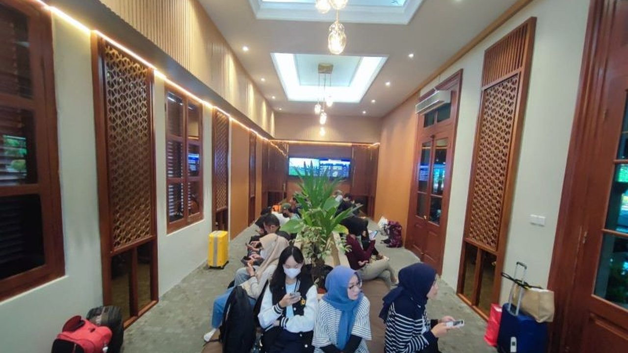 Sebanyak 11.514 penumpang masih memadati stasiun-stasiun KAI Daop 9 Jember pada puncak arus balik Lebaran 2025, menunjukkan tingginya minat masyarakat menggunakan kereta api.