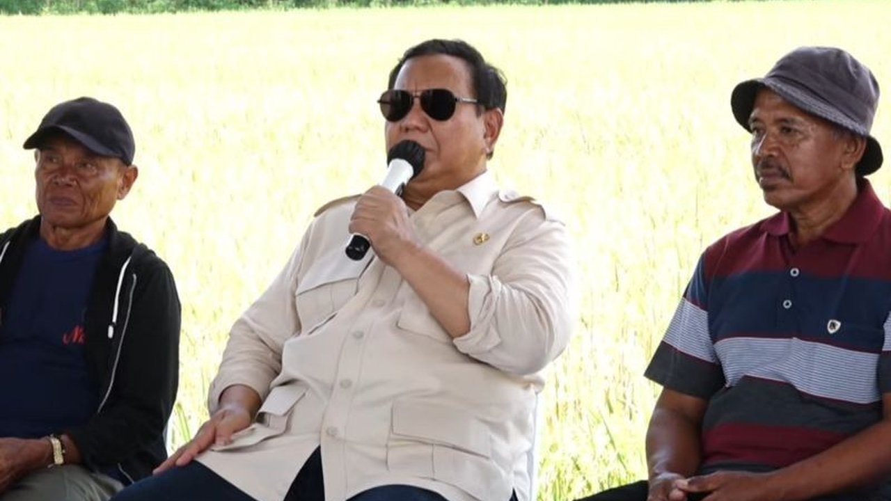 Presiden Prabowo Subianto menekankan peran krusial petani sebagai penjaga kedaulatan pangan dan fondasi NKRI dalam acara panen raya serentak di Majalengka, Jawa Barat.
