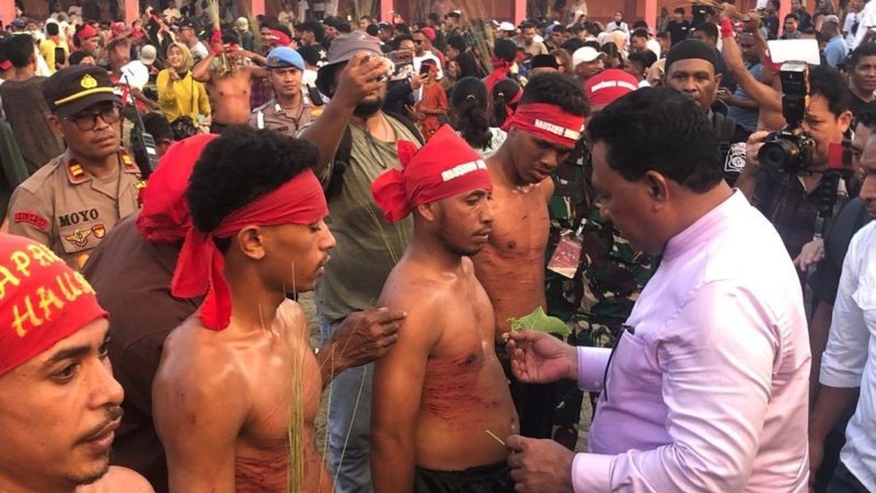 Warga Morela, Maluku Tengah, memanfaatkan getah daun jarak untuk mengobati luka sabetan dalam tradisi unik Bakupukul Manyapu, sementara Negeri Mamala menggunakan minyak khusus yang didoakan.