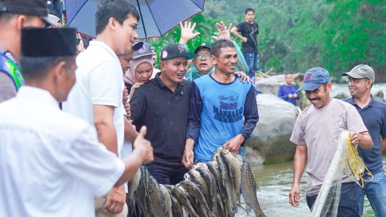 Pemkab Solok memberikan apresiasi tinggi kepada warga Nagari Sungai Abu yang melestarikan tradisi menangkap ikan larangan menggunakan peralatan tradisional, sebagai upaya menjaga budaya dan perekonomian lokal.