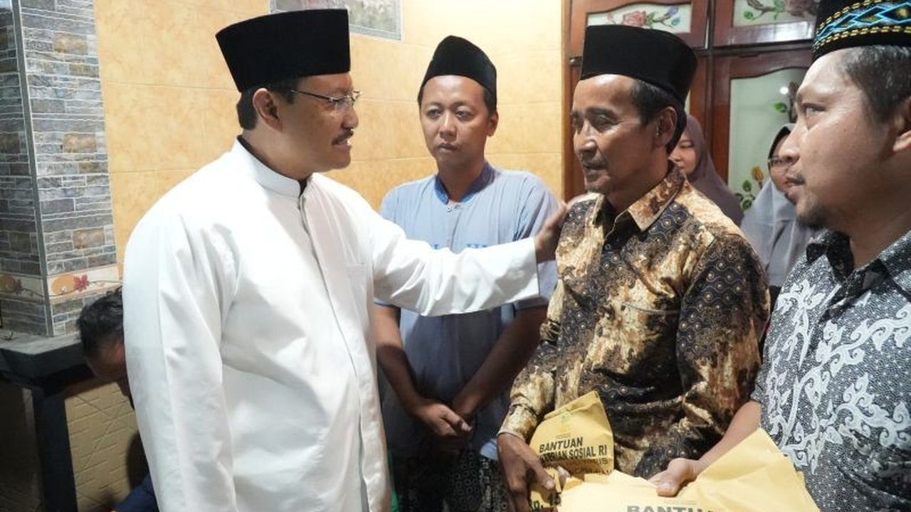 Menteri Sosial Saifullah Yusuf memberikan santunan sebesar Rp15 juta kepada masing-masing ahli waris tujuh korban meninggal dalam tragedi longsor Mojokerto dan mengajak masyarakat meningkatkan kewaspadaan bencana.