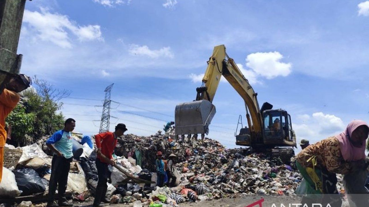 Timbulan sampah di Sukoharjo meningkat drastis selama libur Lebaran 2025, mencapai lebih dari 315.000 kg per hari, terutama di Kartasura dan Grogol, imbas aktivitas pemudik dan kesadaran masyarakat yang kurang.