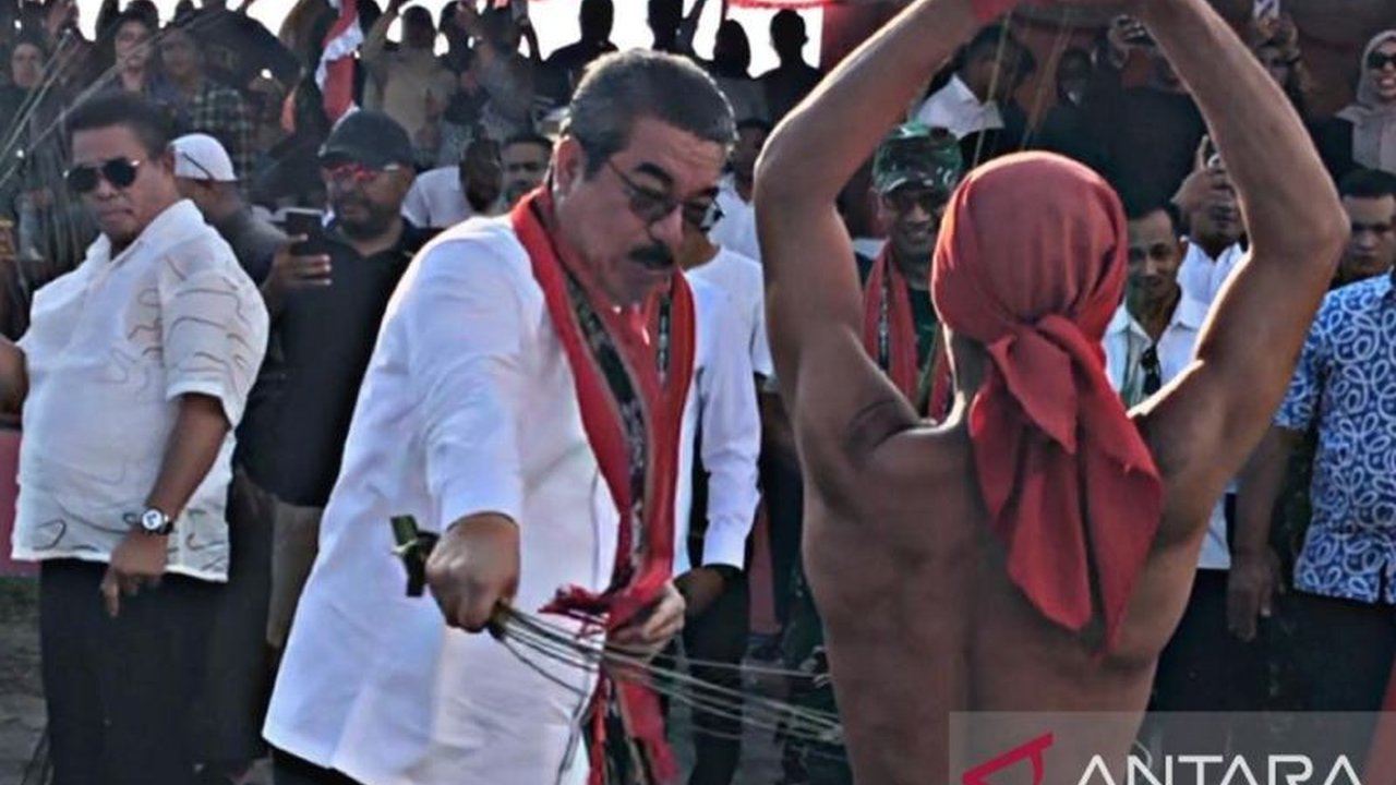 Gubernur Maluku, Hendrik Lewerissa, melihat atraksi pukul sapu lidi sebagai ajang promosi budaya sekaligus perekat persaudaraan, yang juga menyimpan nilai historis perjuangan melawan penjajah.