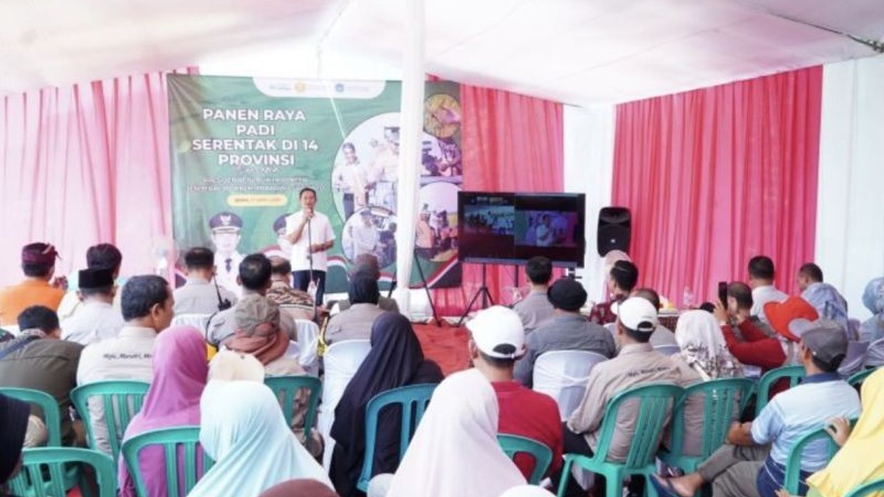 Pemkab Lamongan memastikan harga gabah petani tetap stabil di atas Rp6.000 per kilogram selama musim panen raya 2025, meskipun ada keterbatasan gudang dan fasilitas pengeringan.