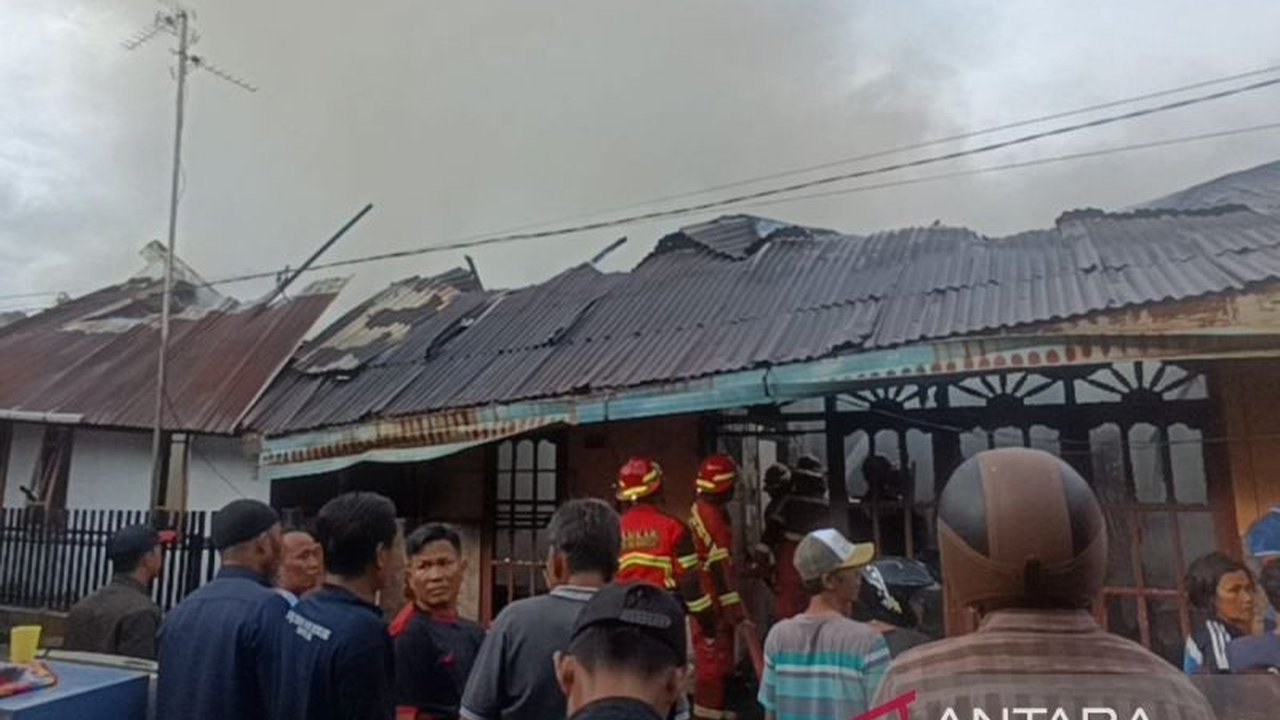 Delapan rumah di Kelurahan Sumur Meleleh, Bengkulu, ludes terbakar diduga akibat korsleting listrik; Dinas Damkar Kota Bengkulu mengerahkan seluruh armada untuk pemadaman.