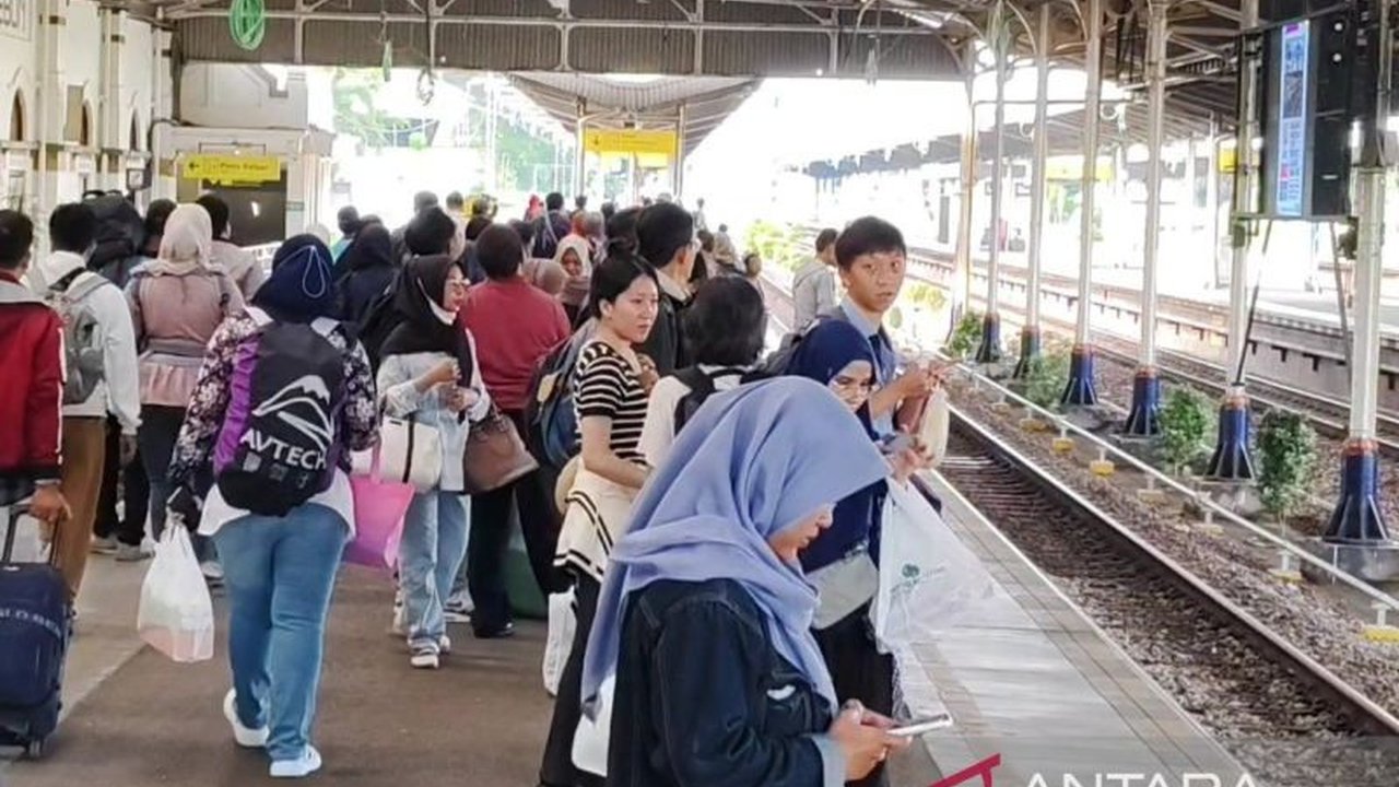 PT KAI Daop 3 Cirebon melaporkan volume keberangkatan penumpang masih tinggi pada hari terakhir cuti bersama Lebaran, meskipun puncak arus balik telah lewat, dengan total penumpang yang telah dilayani mencapai 282.959 orang.