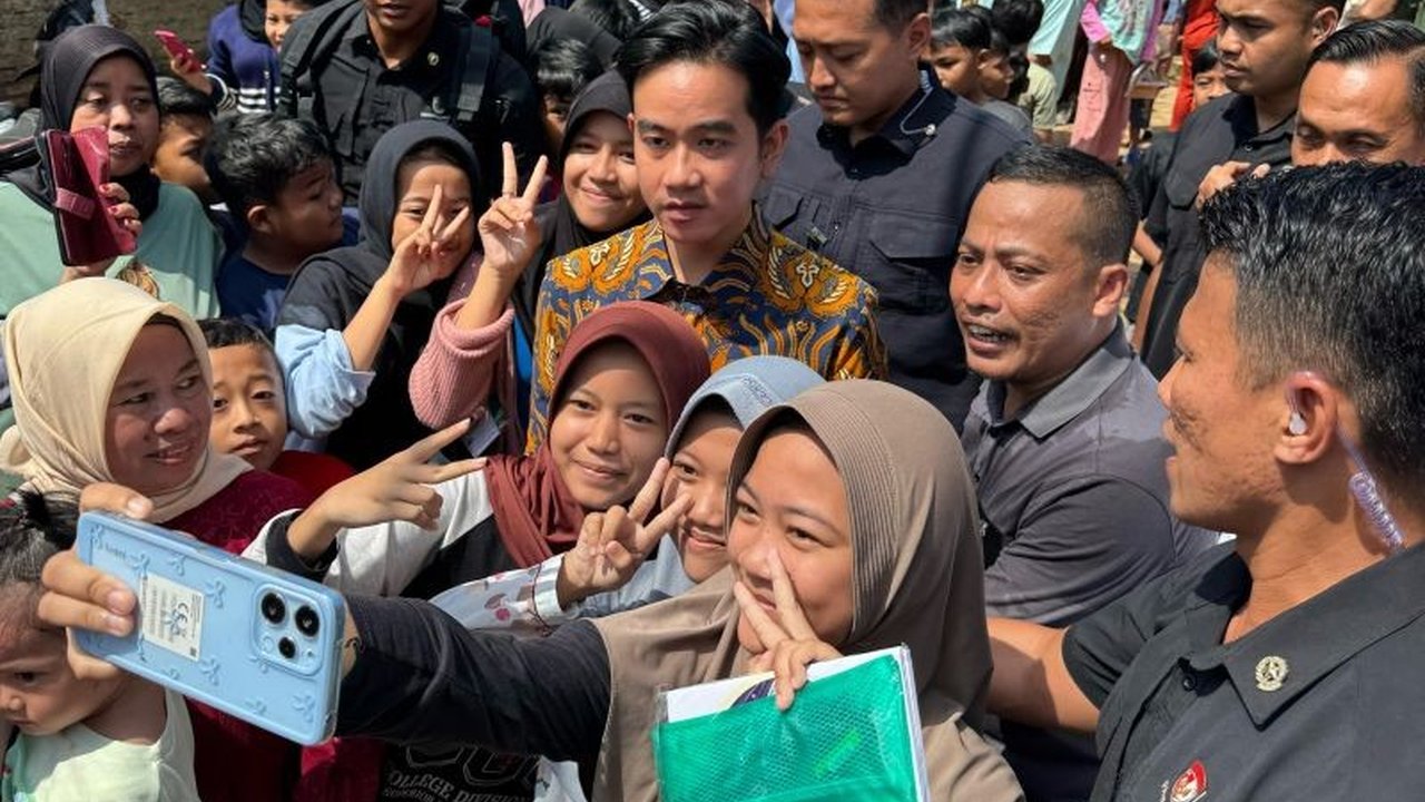 Usai Lebaran 2025, Wapres Gibran Rakabuming Raka mengunjungi warga di Kampung Tapos, Depok, dan Petojo Utara, Jakarta, membagikan bantuan dan menyerap aspirasi masyarakat.