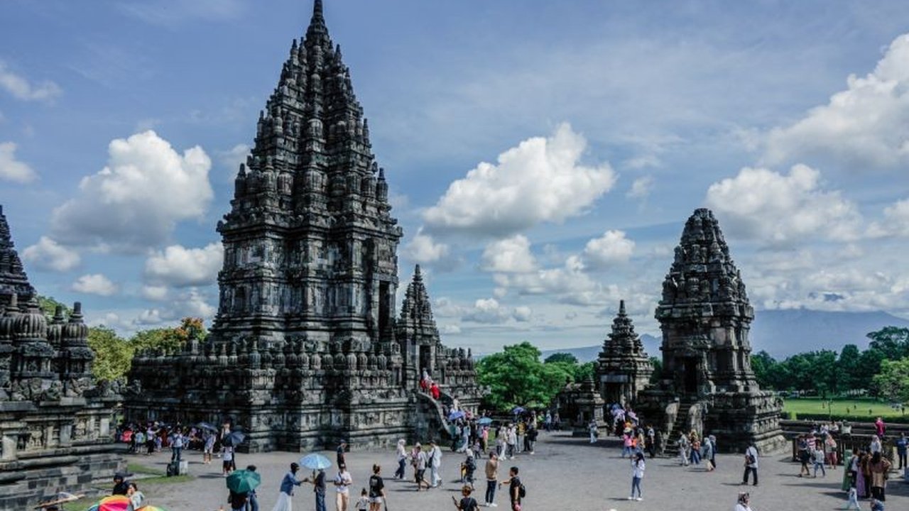 PT Taman Wisata Candi (TWC) catat peningkatan signifikan kunjungan wisatawan ke Candi Borobudur, Prambanan, dan Ratu Boko selama libur Lebaran 2025, mencapai 182.219 orang.