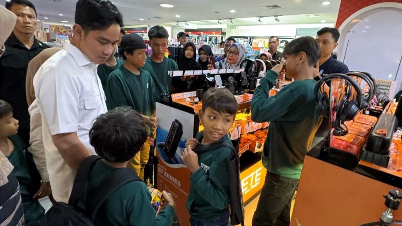 Wakil Presiden Gibran Rakabuming Raka berbagi kebahagiaan Lebaran 2025 dengan mengajak 100 anak yatim berbelanja kebutuhan sekolah dan buku di Jakarta Timur, sebagai wujud nyata kepedulian pemerintah terhadap masa depan anak Indonesia.