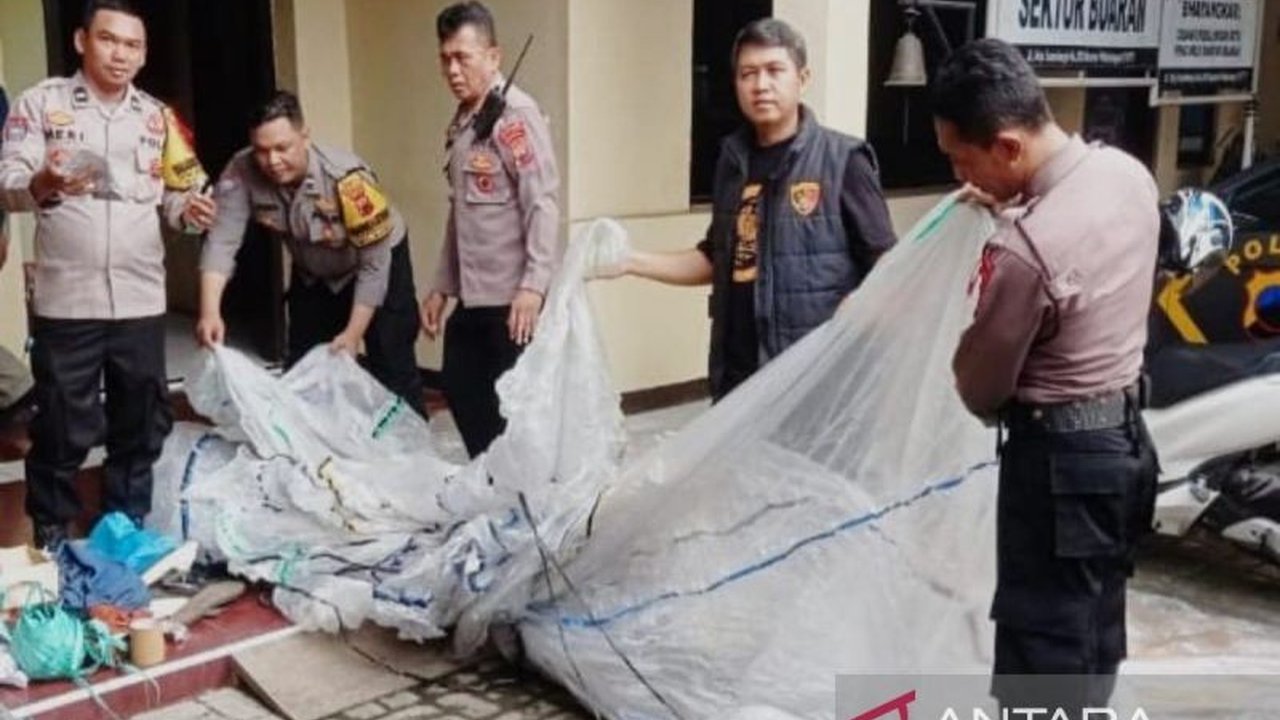 Polres Pekalongan Kota berhasil menyita tujuh balon udara liar dan 27 petasan dalam patroli rutin, guna mencegah kecelakaan dan menjaga ketertiban umum.