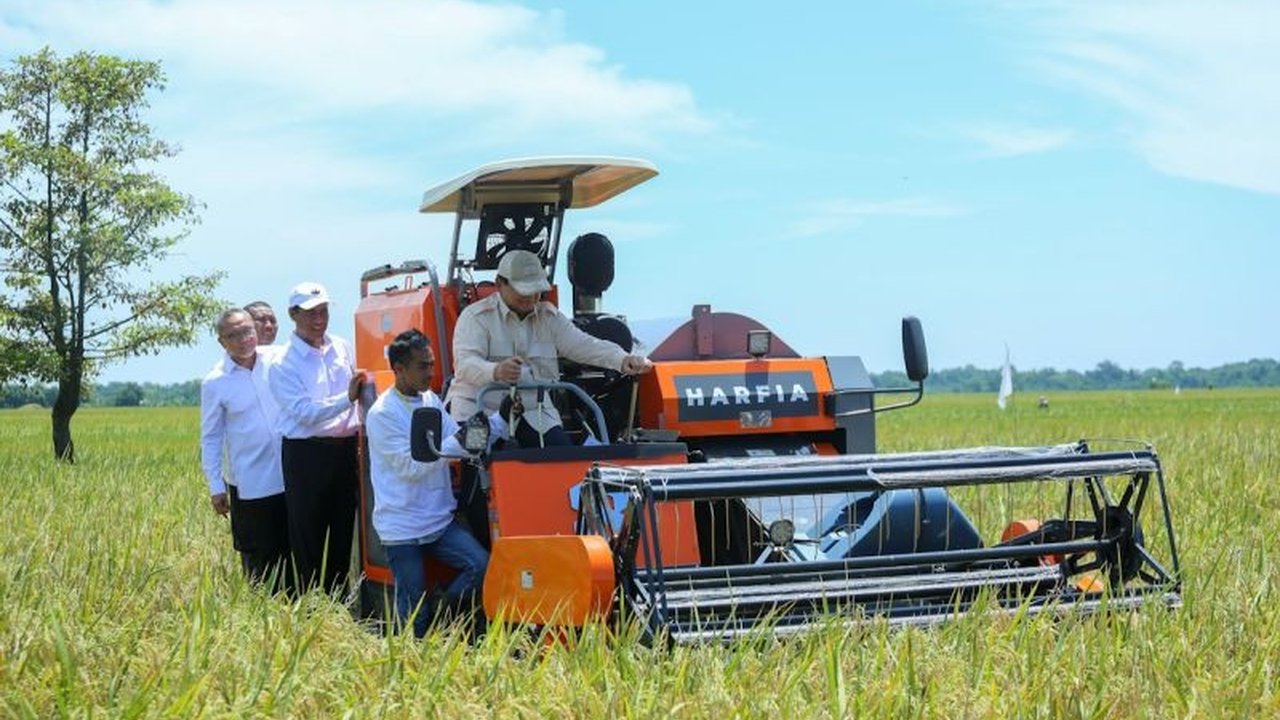 Menteri Pertanian Amran Sulaiman laporkan peningkatan dramatis serapan gabah dan stok beras nasional, mencapai 2,4 juta ton, hasil kerja keras dan sinergi pemerintah.
