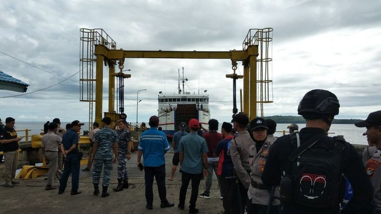Polresta Mamuju meningkatkan pengamanan di Pelabuhan Simboro, Mamuju, Sulawesi Barat, untuk memastikan kelancaran dan keamanan arus balik Lebaran Idul Fitri 1444 H yang menuju Balikpapan, Kalimantan Timur,  mencegah potensi gangguan keamanan di tengah lon