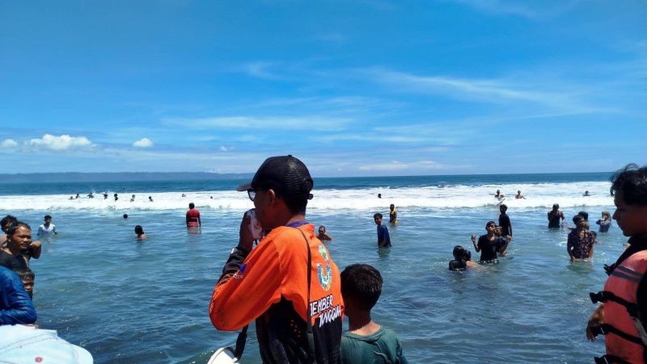 Seorang wisatawan meninggal dunia setelah terseret ombak di Pantai Paseban, Jember, Jawa Timur, saat berusaha menyelamatkan anaknya.