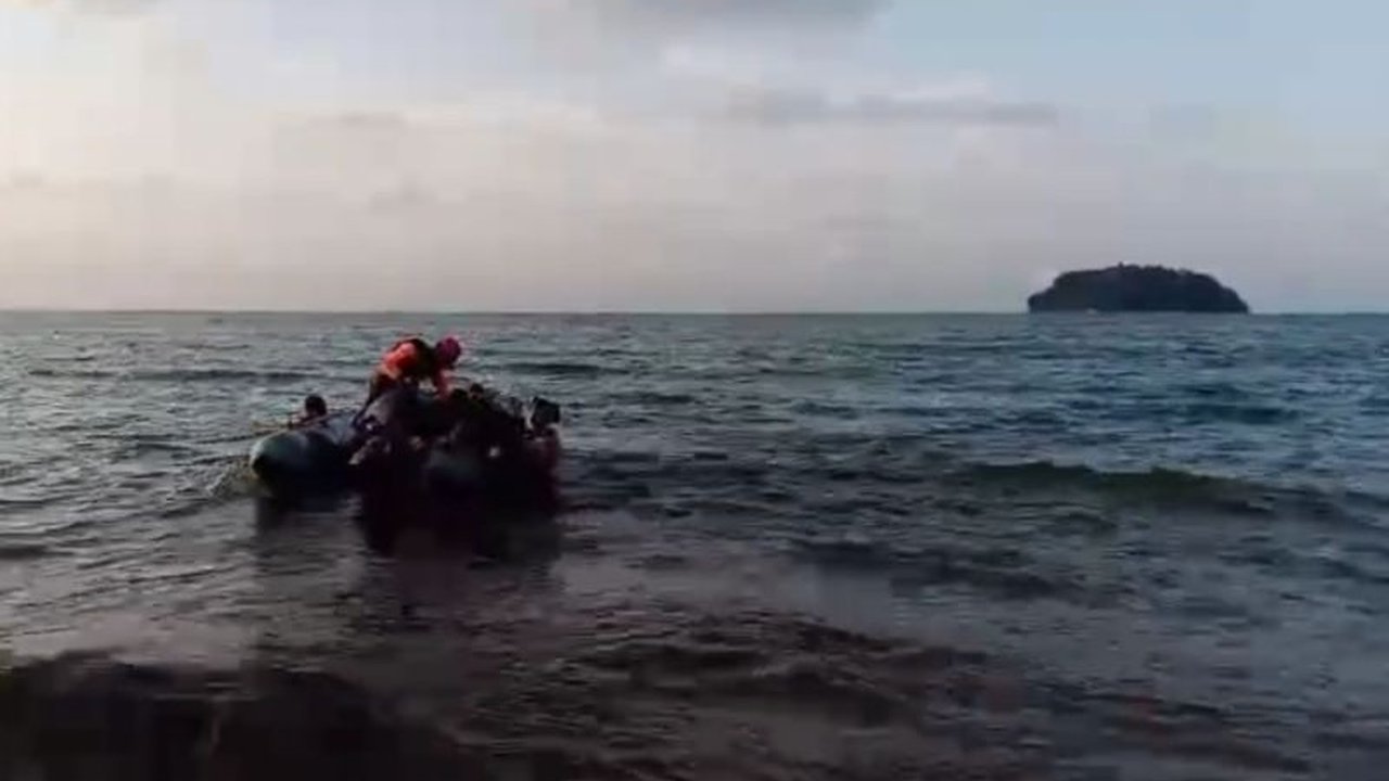 Seorang wisatawan bernama Yudistira hilang terseret arus saat berenang di Pulau Mandalika, Jepara; Tim SAR gabungan melakukan pencarian intensif.