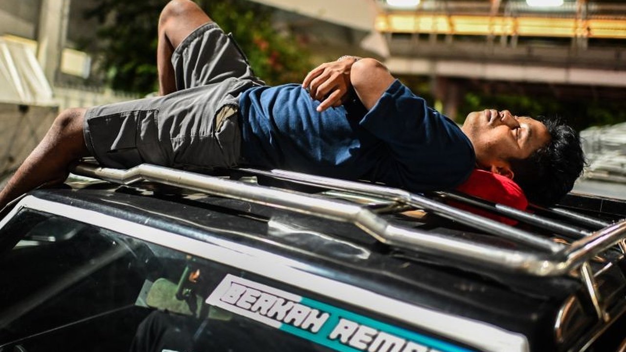 Pola tidur yang buruk dapat menyebabkan gangguan kognitif, meningkatkan risiko penyakit kronis, dan bahkan mempercepat penuaan otak, menurut Psikolog Klinis Kasandra A. Putranto.