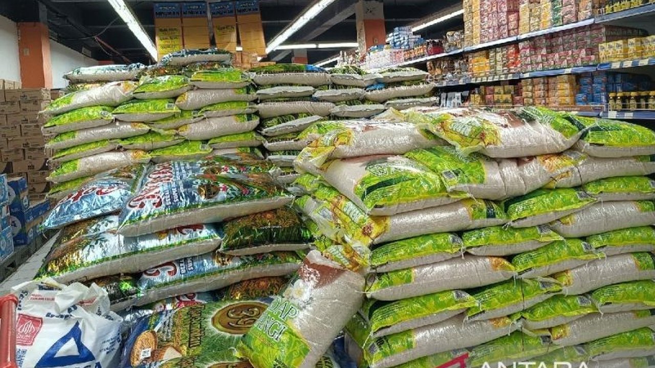 Ketua Aprindo Papua memastikan harga bahan pokok masih stabil dan persediaan cukup, meskipun daya beli masyarakat mengalami penurunan.