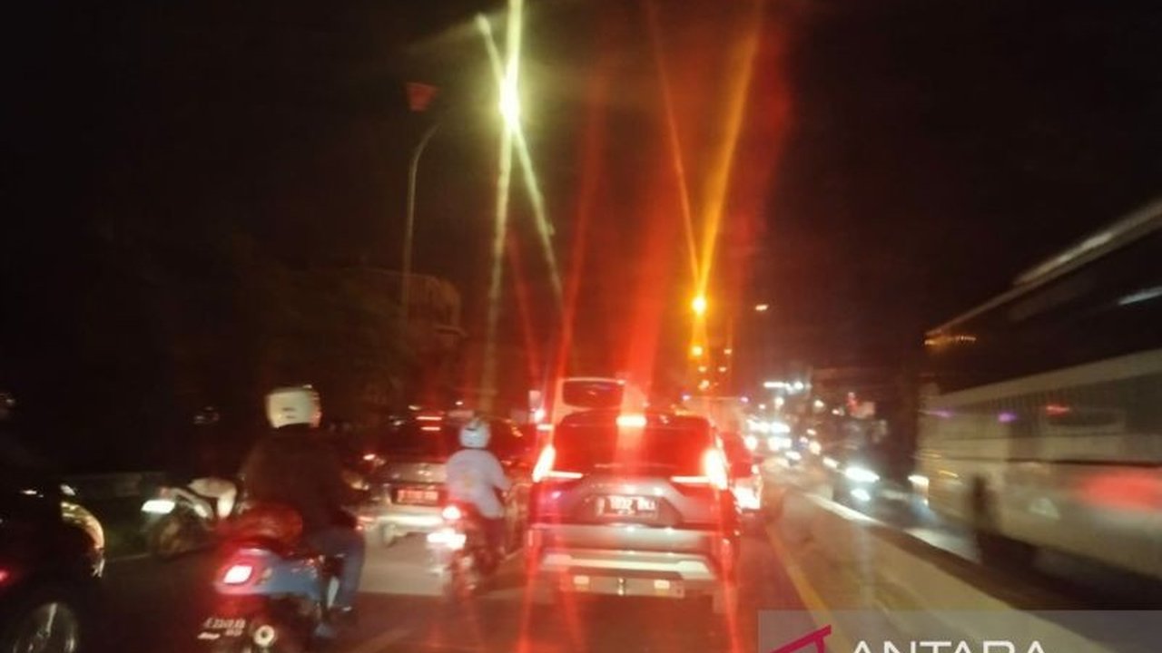 Kemacetan parah terjadi di jalur Pantura dan arteri Karawang selama arus balik Lebaran, memaksa petugas menerapkan rekayasa lalu lintas untuk mengurai kepadatan.