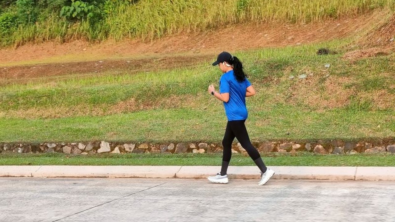 Psikolog Kasandra A. Putranto membagikan tips aktivitas menyenangkan seperti olahraga, relaksasi, membaca, dan mandi air hangat untuk meningkatkan kualitas tidur.