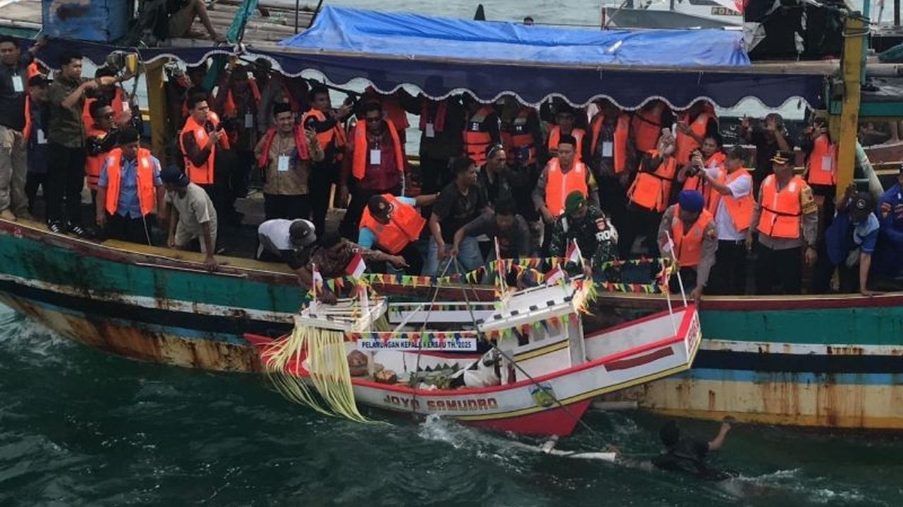 Pesta Lomban Kupatan di Jepara, dengan tradisi larung kepala kerbau, akan dikemas lebih menarik untuk menarik wisatawan domestik dan mancanegara, sekaligus melestarikan budaya maritim.