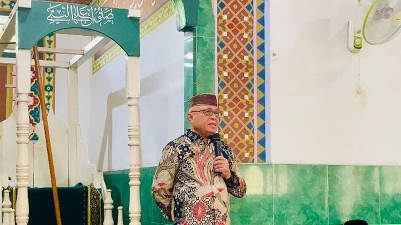 Bupati Gorontalo, Sofyan Puhi, mengajak masyarakat untuk melestarikan tradisi Lebaran Ketupat sebagai warisan budaya dan mempererat persatuan, sekaligus menekankan pentingnya keamanan dan ketertiban selama perayaan.