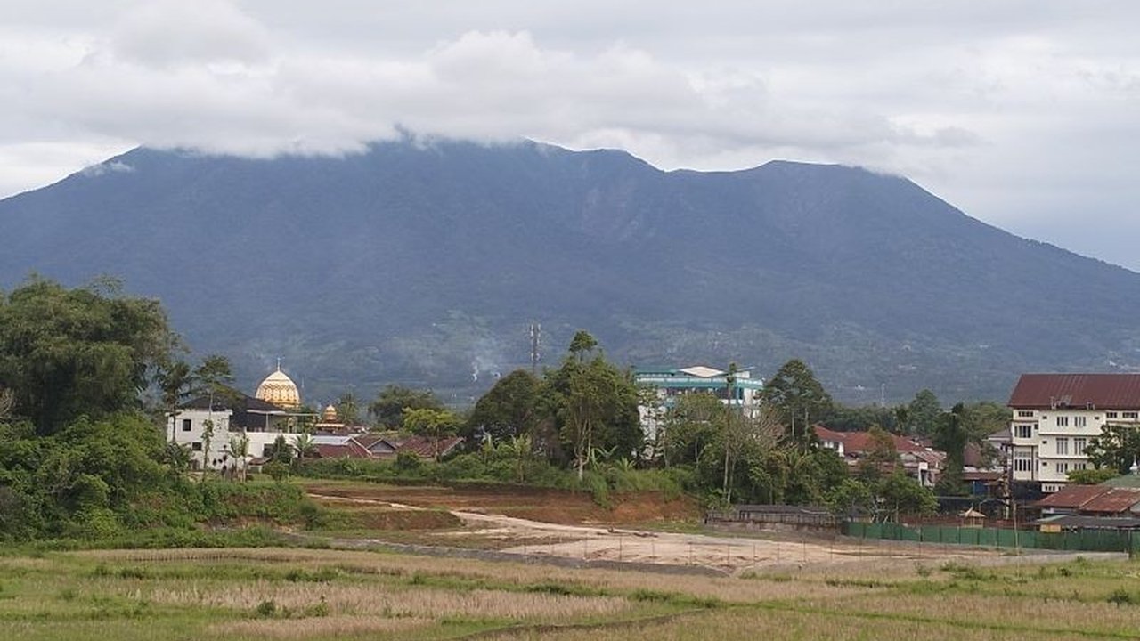 Gunung Marapi di Sumatera Barat kembali erupsi Senin malam, namun tinggi kolom abu tak teramati karena tertutup awan; status gunung tetap waspada dengan radius bahaya 3 kilometer.