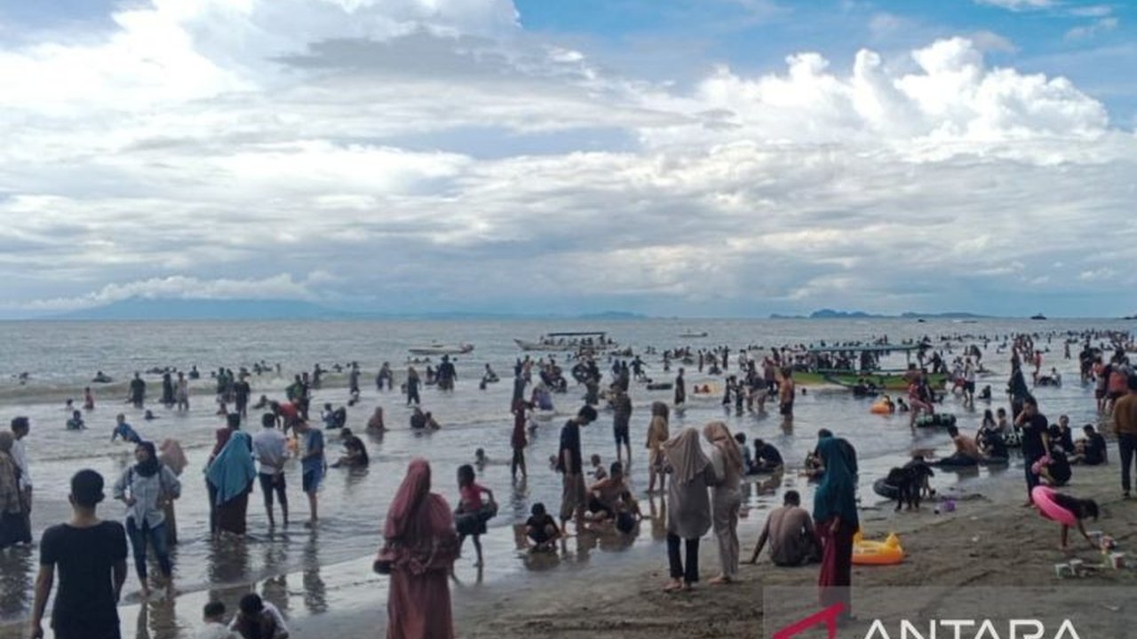 Kabupaten Serang dibanjiri 261.295 wisatawan selama libur Lebaran 2025, dengan Pantai Anyer-Cinangka sebagai destinasi terfavorit, didominasi pengunjung dari Jakarta dan Tangerang.