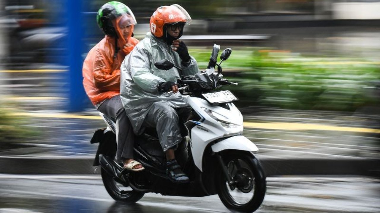 BMKG memprediksi hujan ringan akan mengguyur Jakarta pada Minggu pagi hingga siang, dengan suhu berkisar 27-30 derajat Celcius. Waspada potensi hujan disertai petir di Kepulauan Seribu pada malam hari.