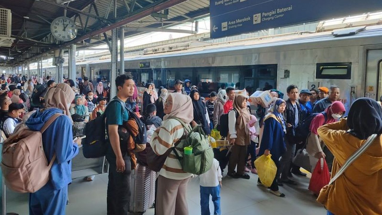KAI melaporkan 758.791 penumpang meninggalkan Jakarta via kereta api selama mudik Lebaran 2025, sementara arus balik menunjukkan angka yang lebih rendah namun tetap merata berkat kebijakan WFA.