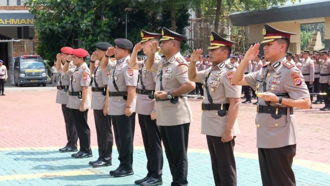Polda Banten melakukan perombakan besar-besaran dengan sembilan pejabat utama yang berganti posisi, termasuk Dirresnarkoba dan Dirlantas, sebagai upaya penyegaran pasca Operasi Ketupat Maung 2025.
