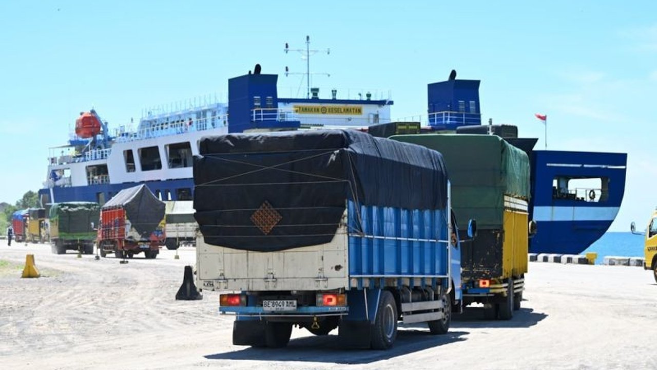 Kepatuhan pada aturan angkutan logistik disebut Menhub Dudy Purwagandhi turut menjamin kelancaran arus mudik dan balik Lebaran 2025.