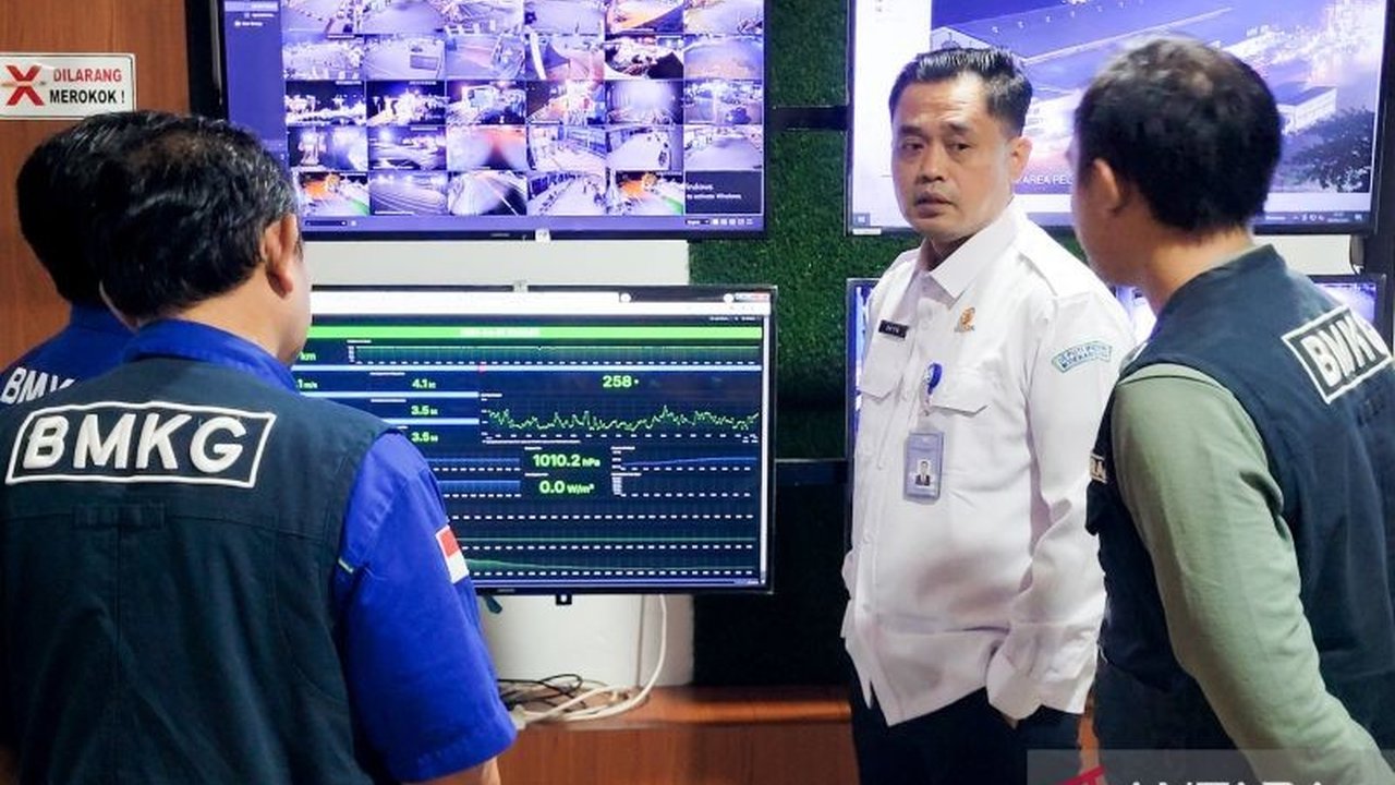 BMKG memprakirakan hujan akan mengguyur sebagian besar kota-kota besar di Indonesia pada Selasa, dengan intensitas bervariasi dari ringan hingga lebat disertai petir.