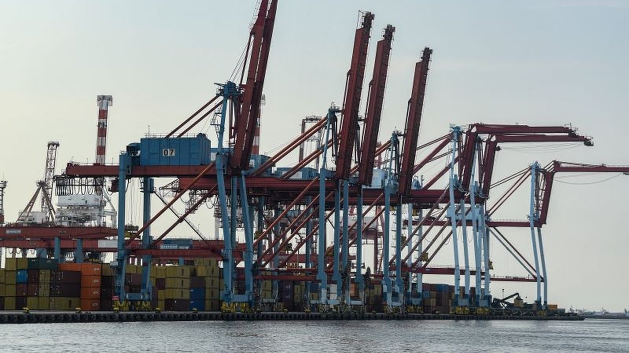 Ekonom menilai kebijakan tarif impor AS memberikan dampak terbatas pada pasar modal Indonesia, karena Indonesia kurang bergantung pada ekspor-impor ke AS, meskipun potensi perang tarif perlu diwaspadai.