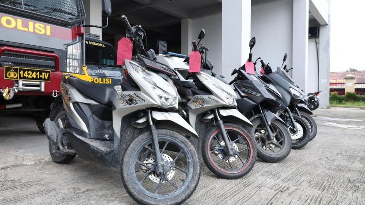 Polda Riau berhasil menangkap pelaku pembobolan 29 rumah kosong di Pekanbaru dan Kampar yang ditinggal mudik Lebaran, dengan modus berpura-pura mengantar paket.