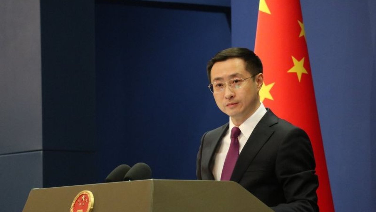 Pemerintah China menyatakan tidak menemukan keanehan dalam sampel air limbah olahan Fukushima, tetapi tetap mendesak pengawasan internasional dan menegosiasikan kembali impor makanan laut dari Jepang.