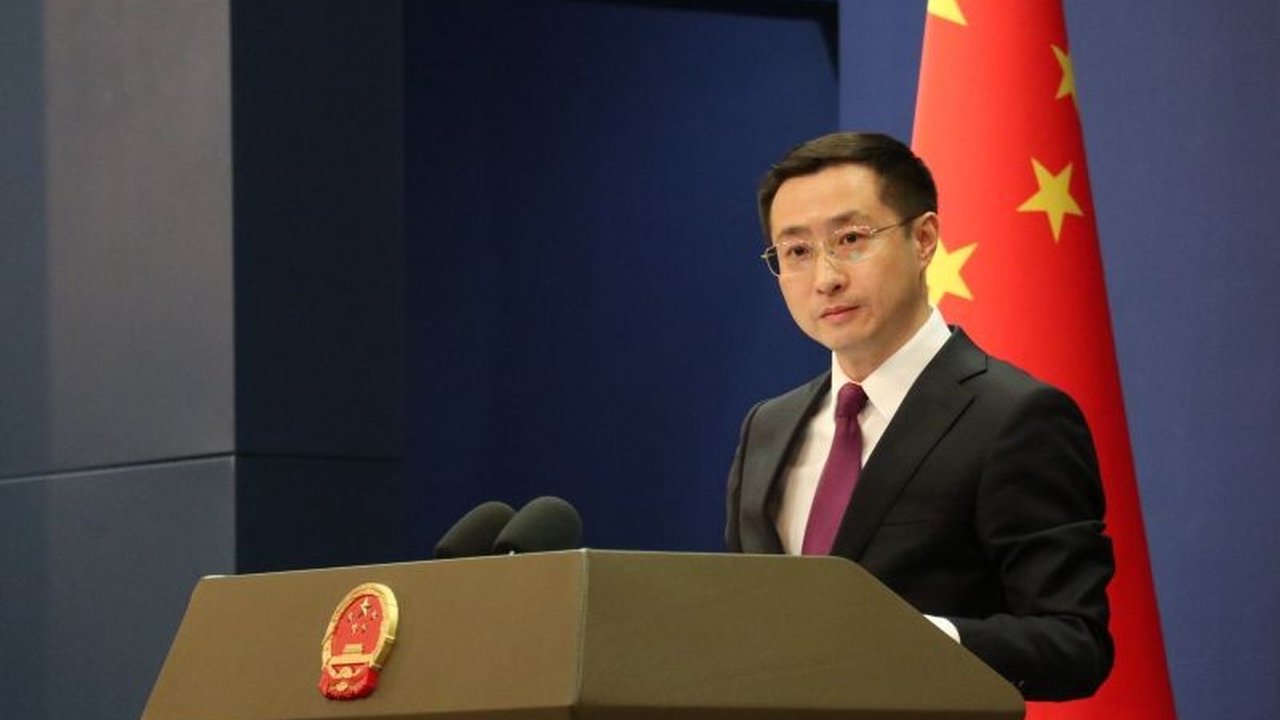 Menanggapi kebijakan tarif baru AS, China menolak negosiasi dan menegaskan akan melindungi hak serta kepentingannya, serta mengkritik langkah AS yang dianggap unilateral dan proteksionis.