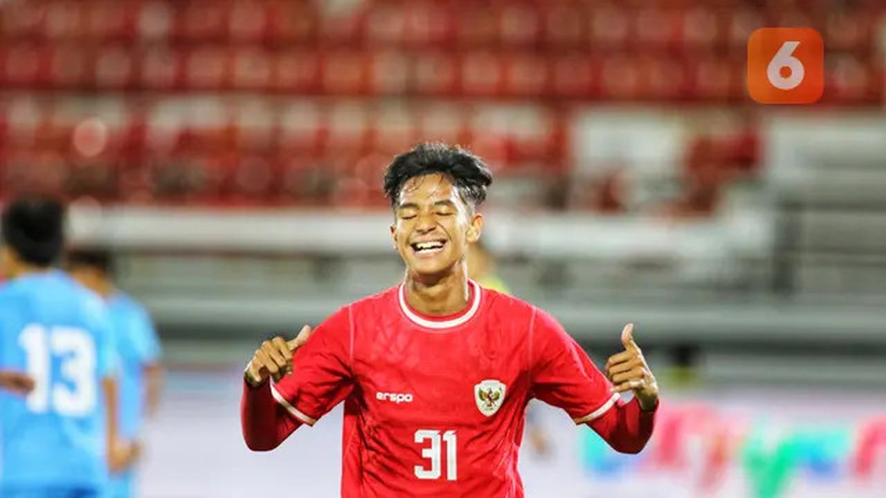 Selebrasi pemain Timnas Indoensia U-17, Evandra Florasta usai mencetak gol melalui penalti saat menghadapi Timnas India U-17 di Stadion Kapten I Wayan Dipta pada Minggu (25/8/2024) (Bola.com/