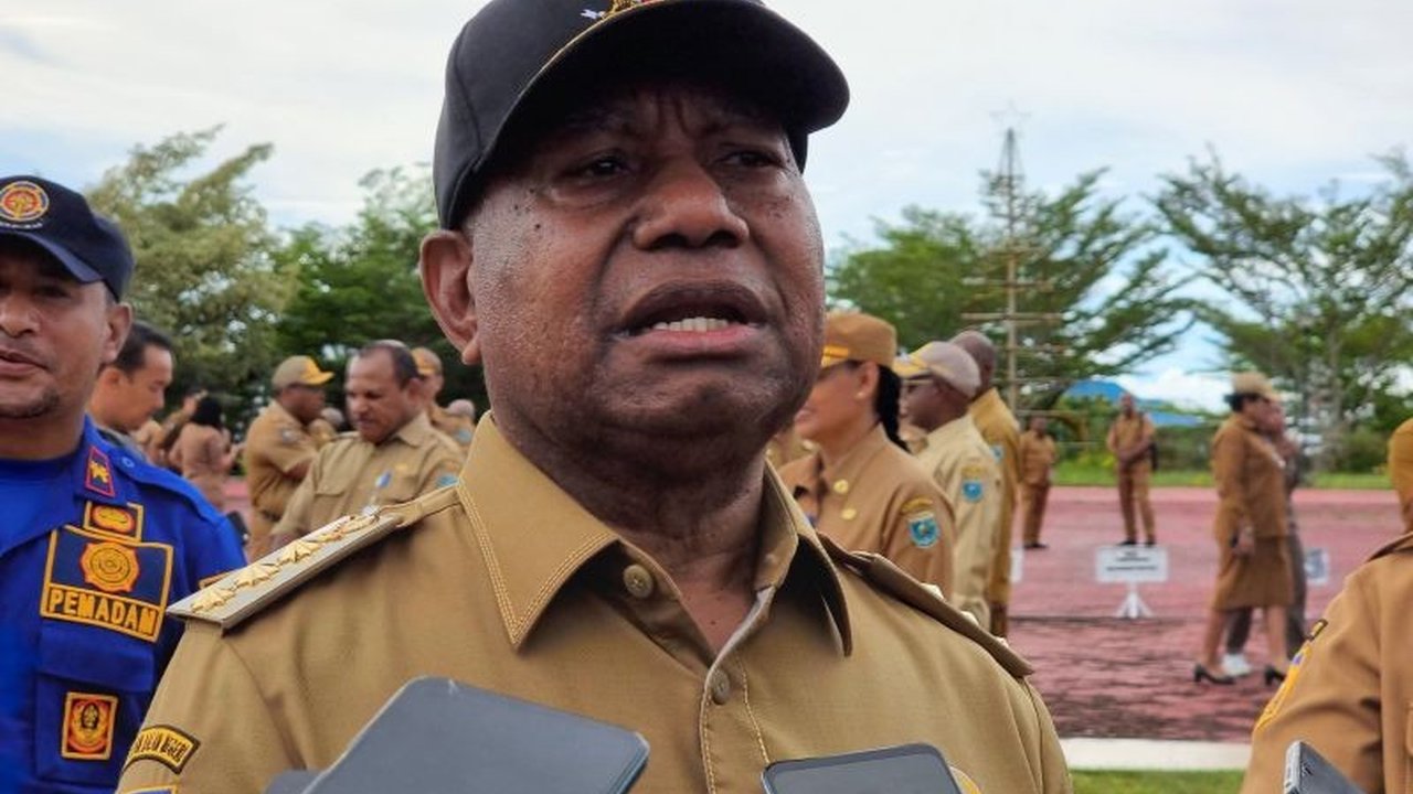 Gubernur Papua Barat, Dominggus Mandacan, mendorong tiga kabupaten untuk mengalokasikan anggaran guna mengasuransikan pekerja rentan melalui Jamsostek pada tahun 2025, sebagai bentuk komitmen perlindungan tenaga kerja.