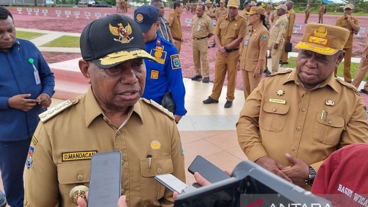 Gubernur Papua Barat, Dominggus Mandacan, melarang perekrutan honorer baru di seluruh OPD,  fokus pada penataan 1.002 honorer yang mengikuti seleksi CASN dan mengusulkan tambahan kuota CPNS untuk 180 honorer tersisa sesuai UU ASN No. 20 Tahun 2023.