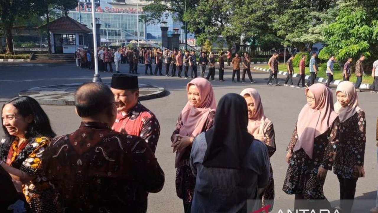 Pemerintah Kabupaten Banyumas melakukan pemantauan kehadiran ASN pada hari pertama masuk kerja setelah libur Lebaran 2025, dengan sebagian besar ASN hadir dan sanksi tegas bagi yang melanggar.